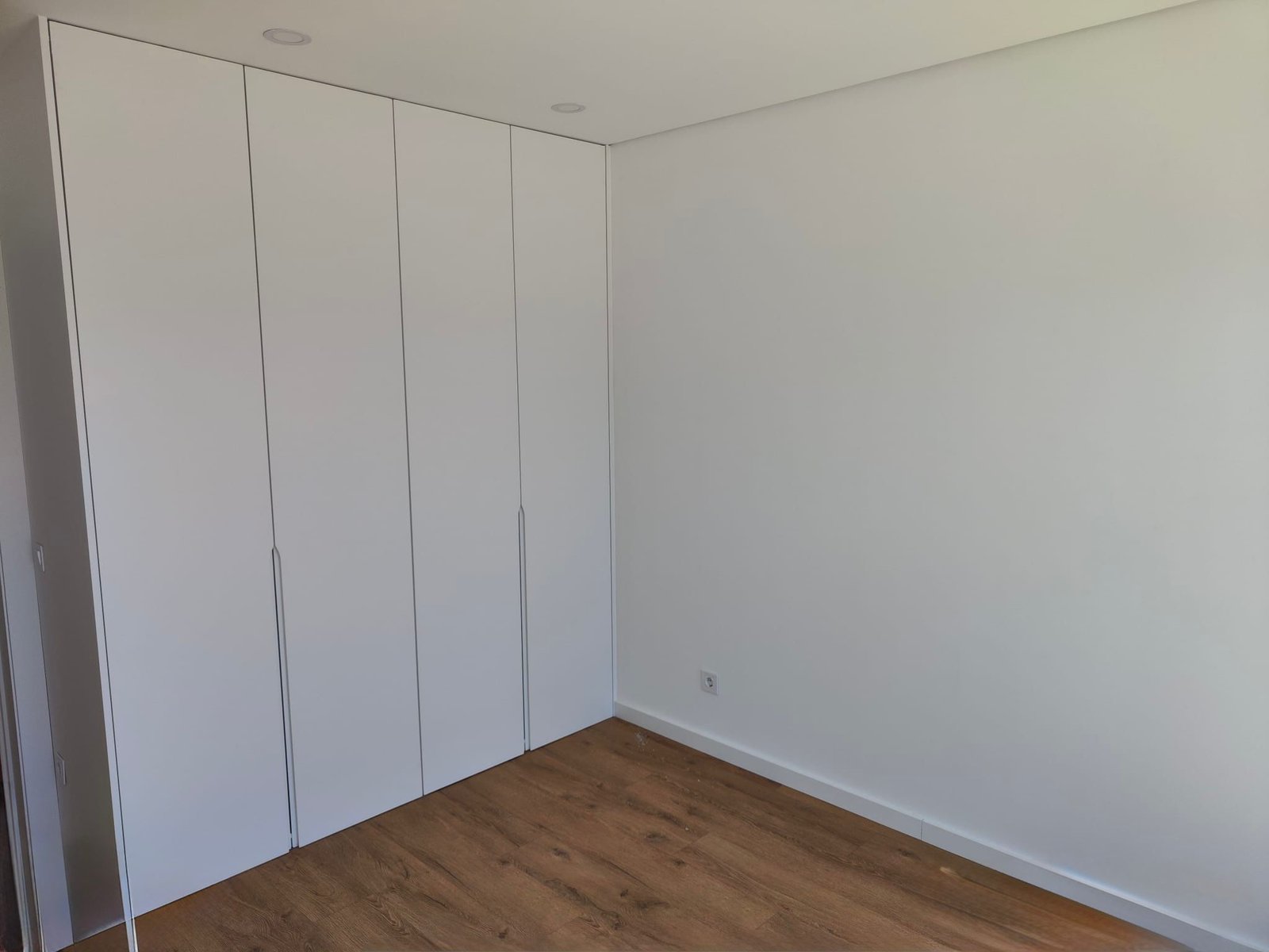 Quarto com roupeiro embutido