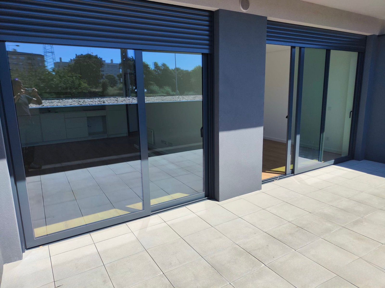 Terraço com portas deslizantes e fachada